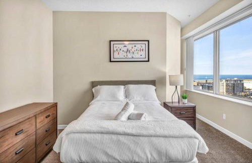 LAKE VIEW Sky-Suite in the Heart of Downtown! - Photo 1