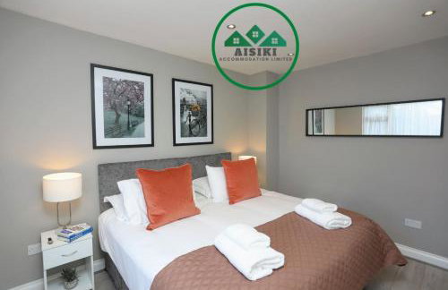 Aisiki Stays Apartments at Hillingdon, 3-Bedroom & 2-Bathroom, Pet-Friendly House with Garden, King or Twin Beds with Free WiFi and Parking Space - Foto 2