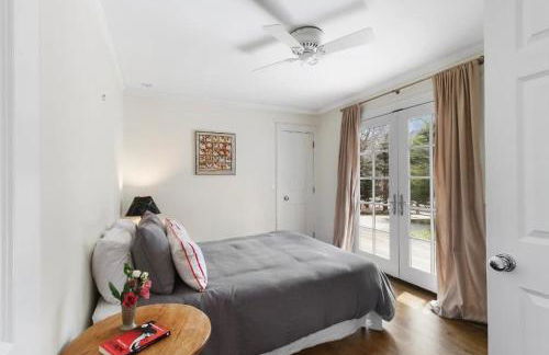 Luxury Sag Harbor Home with Heated Pool & Charm - Foto 22