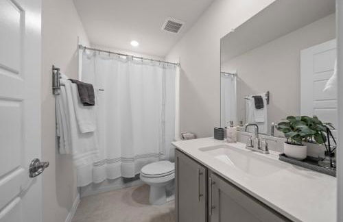 Luxurious 4-Bed Home with Pool Table & Nearby Pool - Foto 35