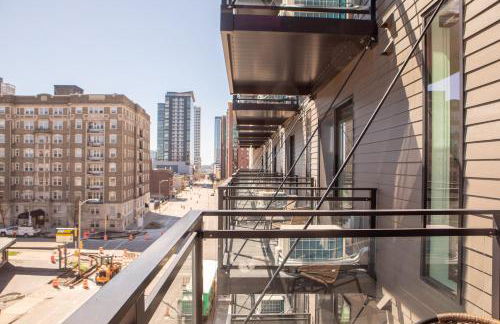 Modern East Side 1BR Apt with Balcony, Pool, and Gym - Foto 8