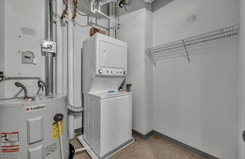 Luxury High-Rise w/ City View | Paid Parking | Gym - Photo 26