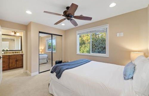 Oceanview Luxe Retreat with Rooftop - Foto 67