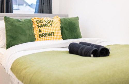 Amanah Properties - Elegant 4-Bedroom Home in Wembley with Parking, Perfect for Contractors - Foto 21