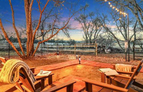 Peaceful Ranch Overlooking Mustangs with Full Kitchen & Fireplace - Foto 19