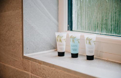 Spacious 4-bed Ample Parking Fast WiFi Contractor Family Friendly - Photo 40