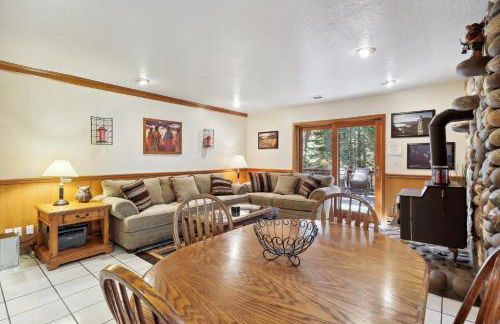 Lake Tahoe Family Home with Hot Tub and Game Room! - Foto 7