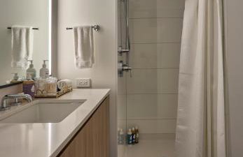 Lux Apts with Lake Views and Top Amenities - Foto 67