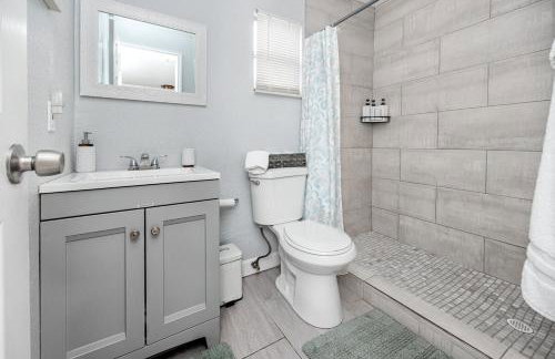 NEW Steps to Downtown - 7 Mins to Beach & Free Parking - Foto 29