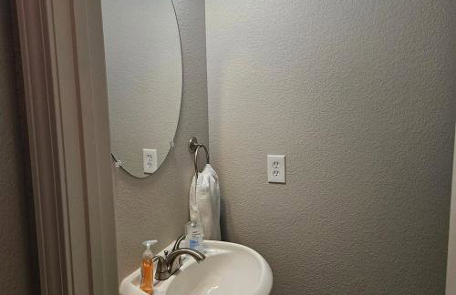 This cute 3 bedroom 2 and half bath is cozy - Photo 28