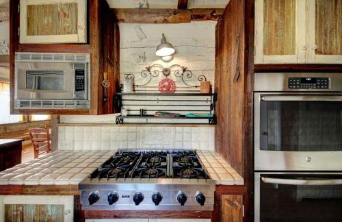 1800's Antique Log Cabin with Modern Amenities near Fredericksburg and Kerrville, Texas - Photo 18