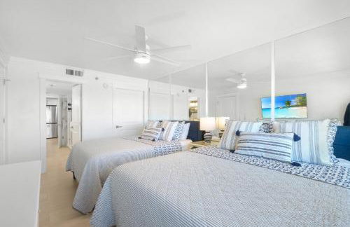 Luxury direct oceanfront corner with large private balcony, heated pool and garage - Photo 17