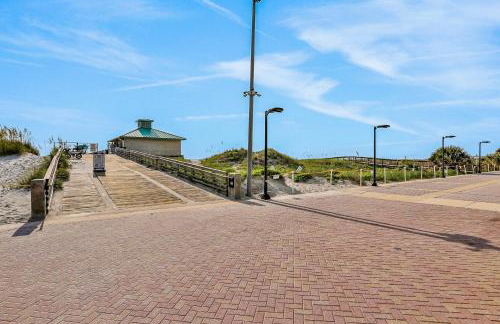 Newly-built 2-story home near the ocean with patio, washer/dryer, streaming - Photo 26