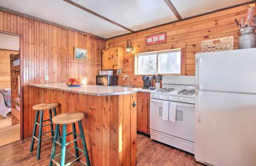 8 Mi to Saddleback Ski Area Cabin with Fire Pit - Foto 10