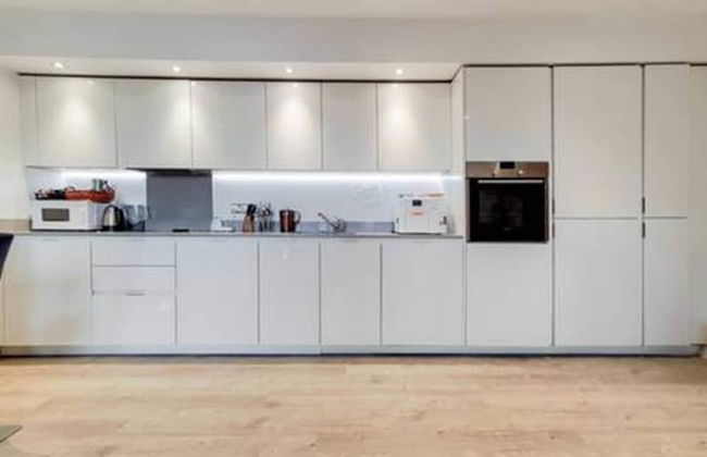 London 2 Bedroom In London - Photo 13