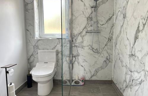 Private Garden Retreat 2BR Modern Comfort - Foto 15