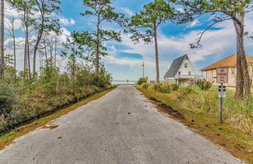 Woodsy Retreat, steps to Bay - Hot tub! - Foto 23