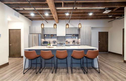 Walkable Downtown Loft with King Bed & Self Check in - Foto 1