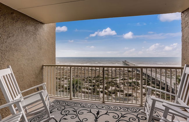 Tastefully Decorated Condo with Scenic Beach Views by RedAwning - Foto 32