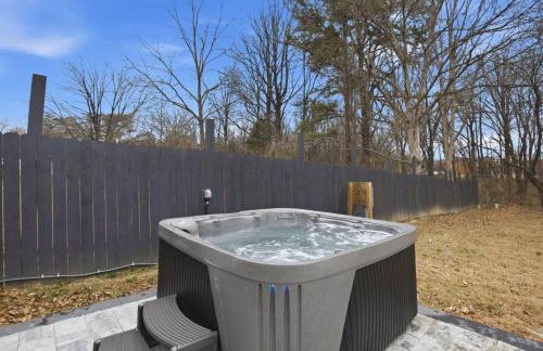 Stylish Hot Tub Retreat with Ping Pong home - Foto 59