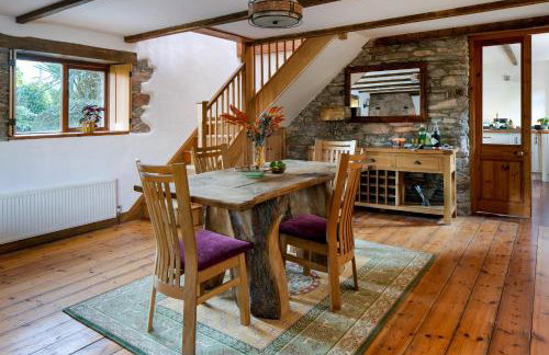 The Old Coach House - Converted barn with private garden parking and fireplace - Foto 9