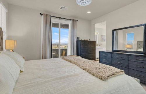 Serenity Retreat: 3BR, Heated Pool, Parking - Foto 16