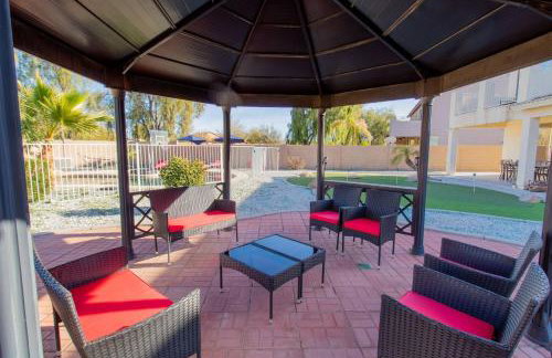 Heated Pool • Mini Golf • Huge Backyard • King Bed - Foto 7