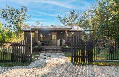 Cabin close to FL Caverns! Hot Tub, WI-FI, & Firepit - Foto 1