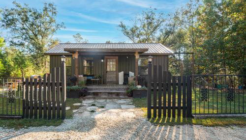 Cabin close to FL Caverns! Hot Tub, WI-FI, & Firepit - Foto 1