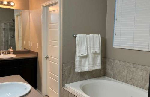 Stylish 4-Bed House - Spruce - Parking - Garden - Wi-Fi - Foto 6