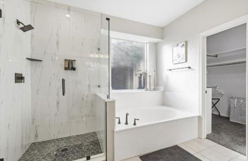 Luxury Backyard Pool & Patio Oasis 4-BD - Foto 22