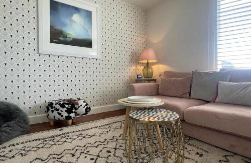 Baywatch Mawgan Porth Spacious Home sleeps 9, Games room, Parking & Garden - Foto 5