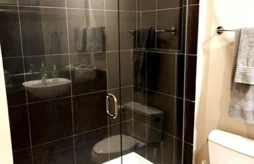 Studio Townhouse in Uptown King Bed-Wi-Fi-Full Kitchen- Washer & Dryer - Foto 24