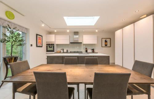 Architect-Designed Luxury Retreat 3BR Chessington - Pass the Keys - Photo 17