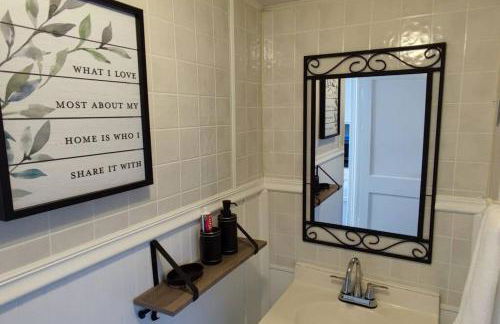 Perfect Combo of Charm & Comfort- 2Bedroom Home - Foto 23