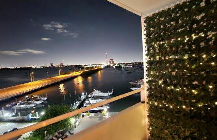 Bayfront Apartment Breathtaking Views- one bedroom w balcony- living room -Free Parking - Foto 9