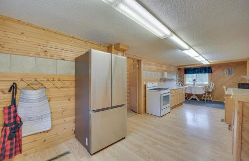 Spacious Winter Retreat with River Access and Kayaks! - Foto 15