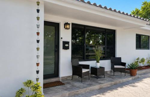 Modern Miami Home l Sleeps 12 l Free Parking - Photo 49