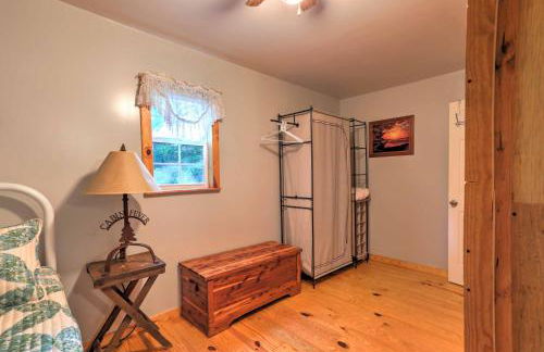 Rustic Briceville Cabin with Porch Tucked in Forest! - Foto 17