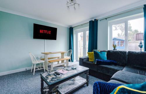 Relaxing 3 Bedroom Chester Home with garden - Photo 19