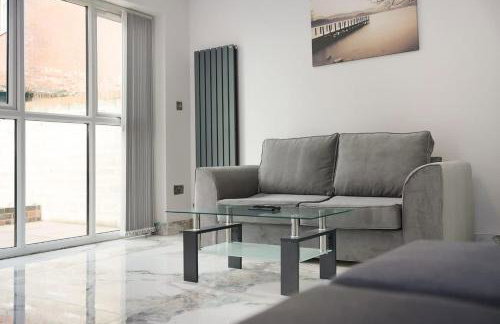 Stylish Home With Free Parking And Easy City Access - Photo 12