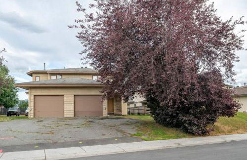 Alaskan WolfDen Close to airport centrally located - Photo 2