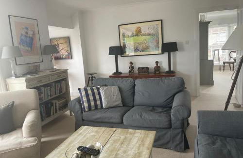 Elm Lodge charming with stunning coastal views! - Photo 9