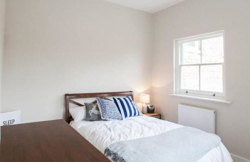Beautiful 2 bed terrace flat close to Greenwich - Pass the Keys - Photo 6