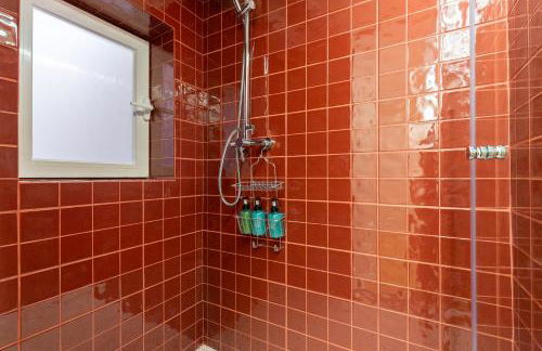 Designer Retreat- Newly remodelled 1 bedroom apt - Photo 17