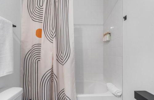 Colorful vibrant Oasis Sleeps 10, 10min to Disney - Photo 28