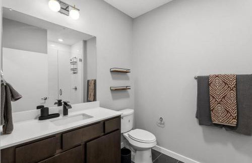 Exceptional 2BR in Prime Location Top Amenities - Foto 21