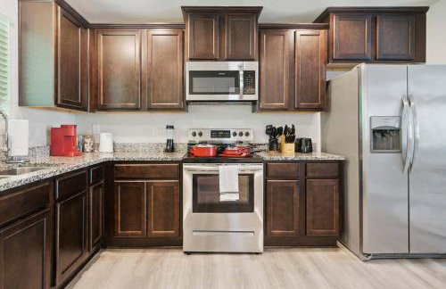 4BR Townhouse King Bed 2-Story Near NC State - Foto 2