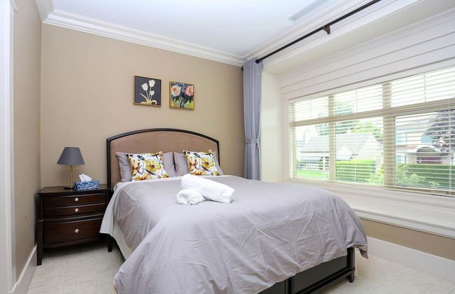 Grand 4 Bedroom Vacation House near Vancouver Downtown - Photo 9