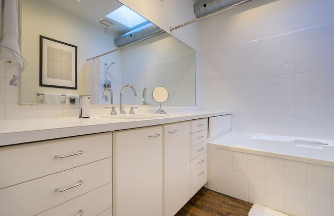 Applewood Suites - The Ossington Loft - Photo 29